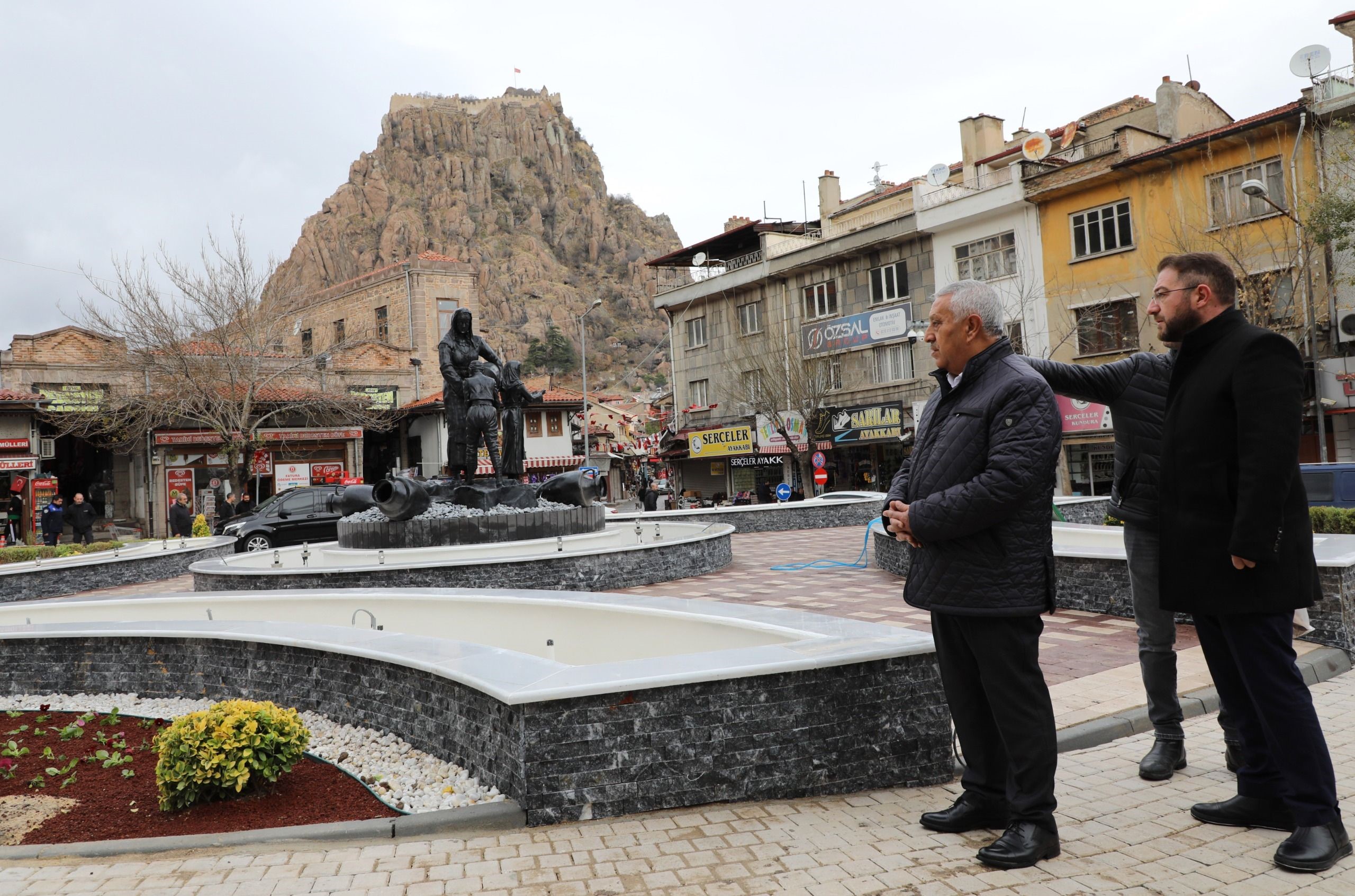 Afyonkarahisar Belediyesinin vizyon projelerinden birisi olan Bedesten Kavşağı projesi tamamlandı.