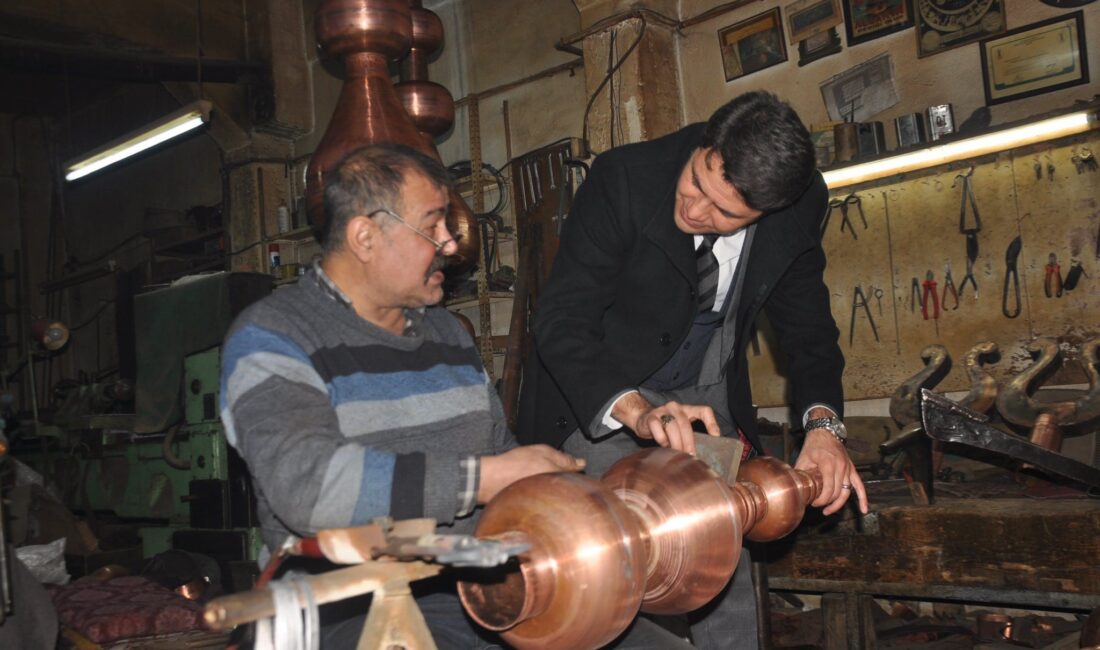 Afyonkarahisar’ın Sandıklı ilçesinde bakıcılık mesleği büyük bir azimle devam ettiriliyor.