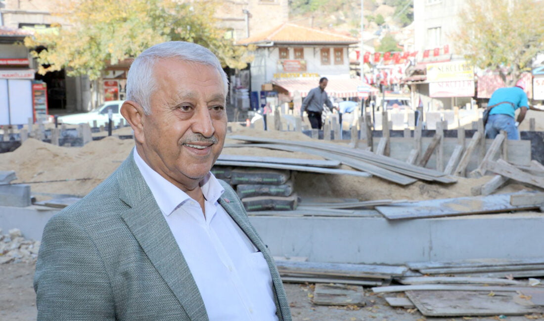 Afyonkarahisar’daki yatırımları inceleyen Belediye Başkanı Mehmet Zeybek, Bedesten Meydanı’nın peyzaj