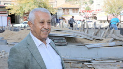 Afyonkarahisar’daki yatırımları inceleyen Belediye Başkanı Mehmet Zeybek, Bedesten Meydanı’nın peyzaj