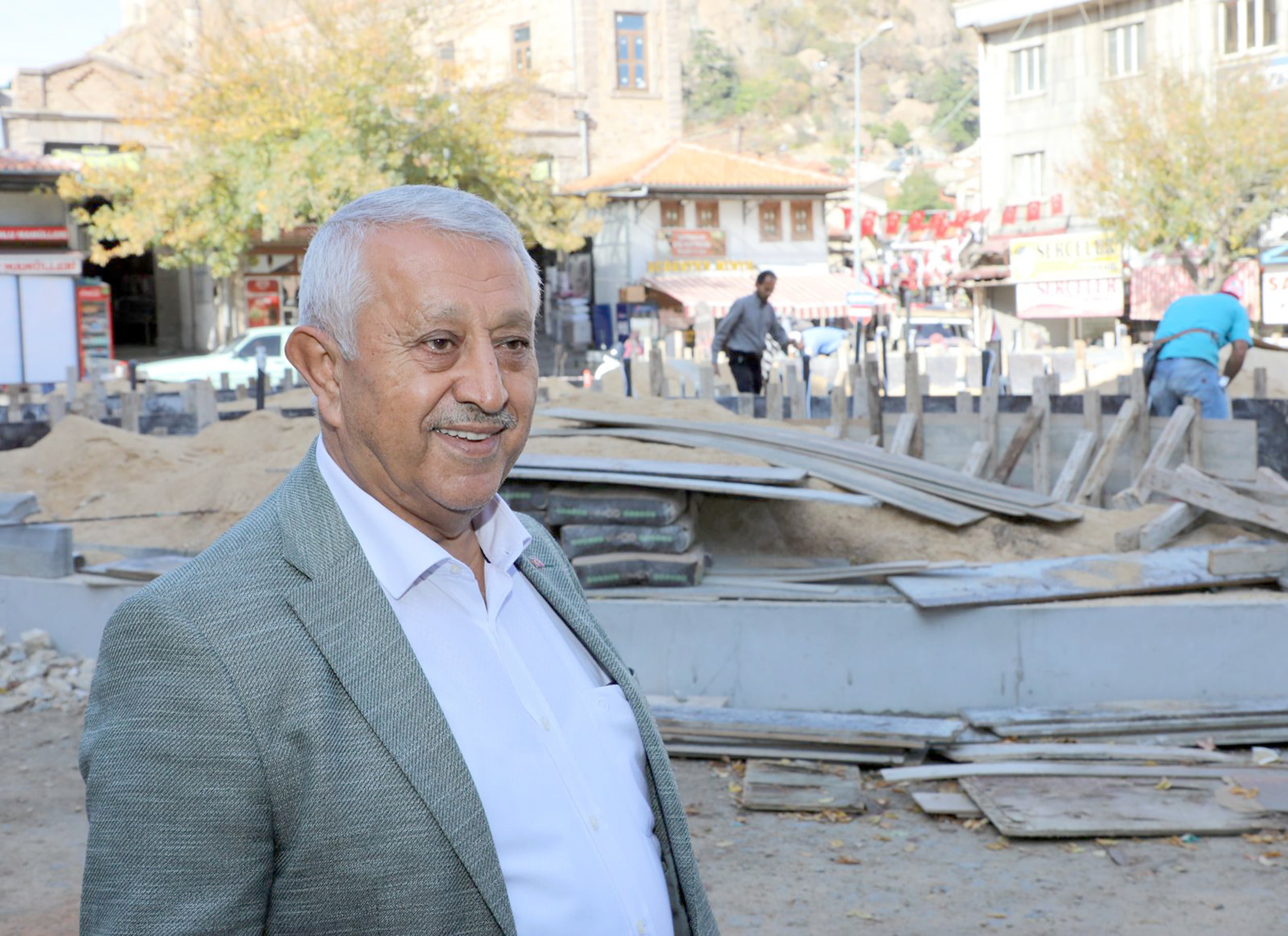 Afyonkarahisar’daki yatırımları inceleyen Belediye Başkanı Mehmet Zeybek, Bedesten Meydanı’nın peyzaj