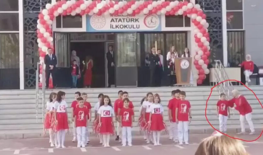 Afyonkarahisar Atatürk İlkokulu’nda 29 Ekim gösterilerinde disleksi rahatsızlığı bulunan öğrenci