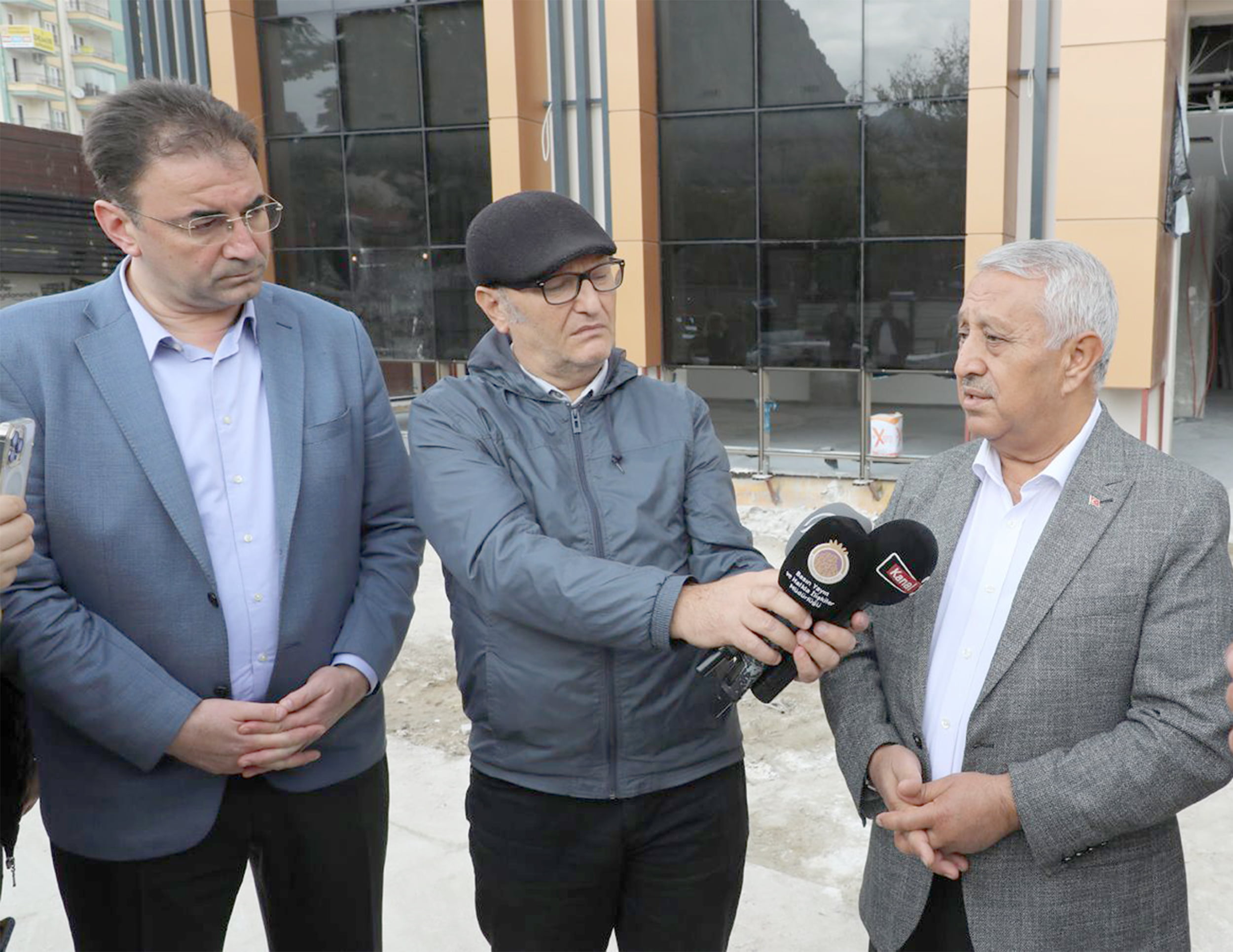 Afyonkarahisar’daki gazetecilerle birlikte Afyonkarahisar Belediyesi’nin yatırımlarını inceleyen Belediye Başkanı Mehmet