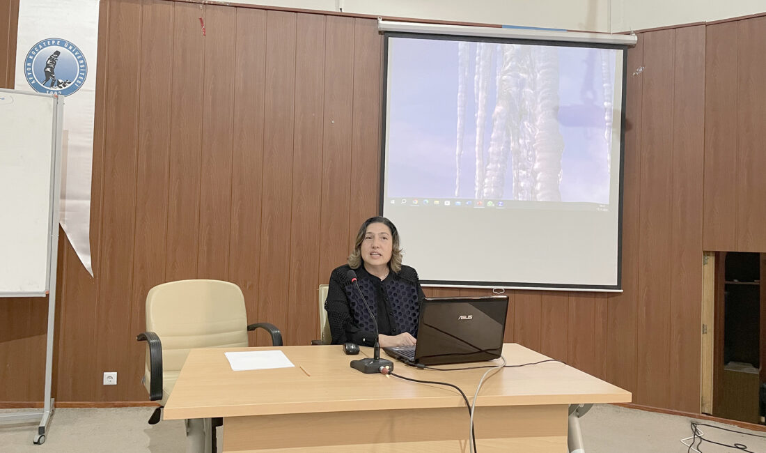 Bayat Kilimleri ve Doğal Boyama Konulu konferansta konuşan AKÜ Güzel