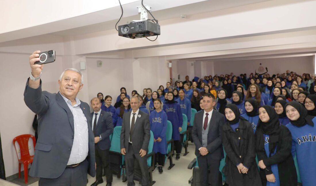 Başkan Zeybek’ten okullara destek Belediye Başkanı Mehmet Zeybek, Kız Anadolu İmam Hatip Lisesi’nde ve