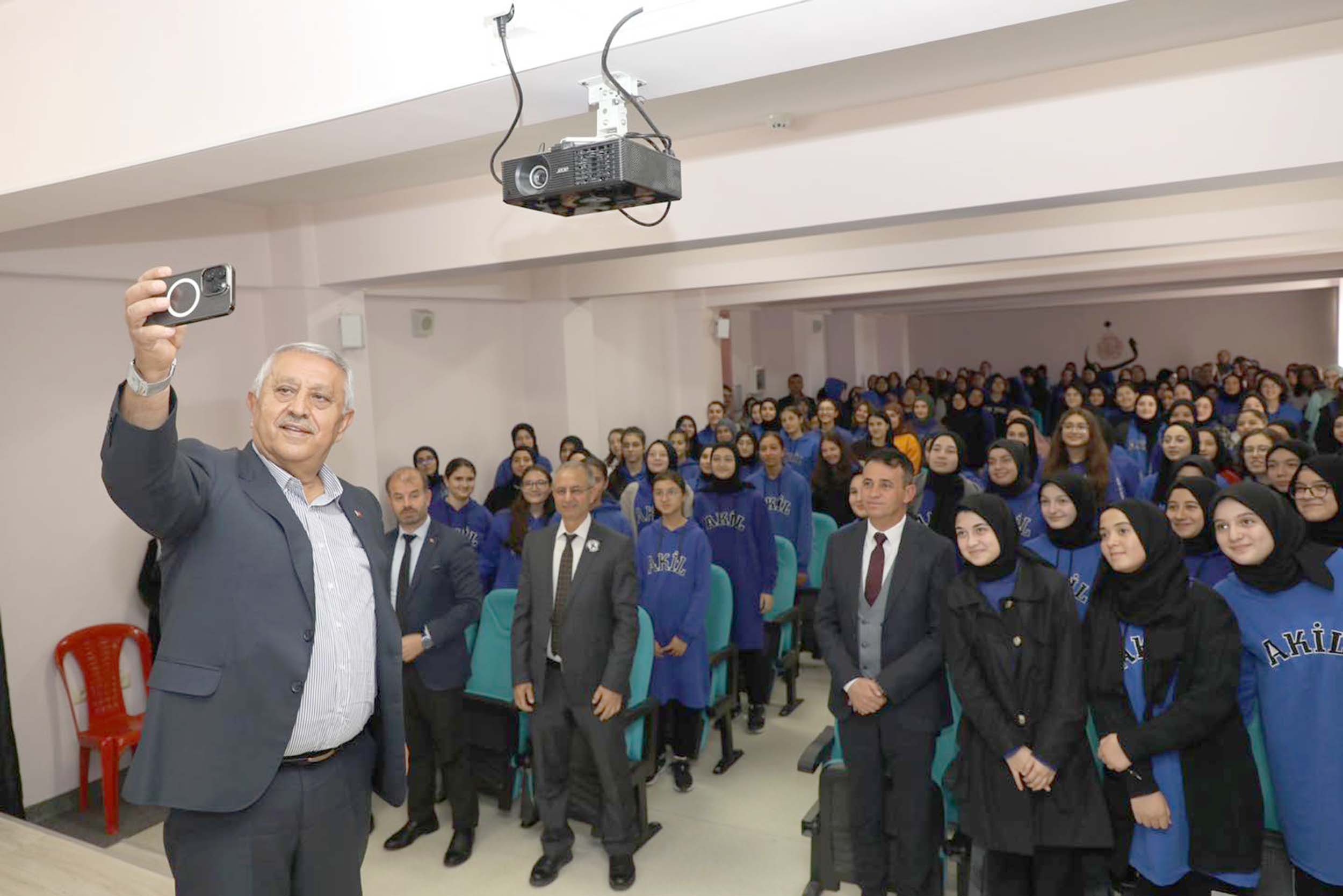 Belediye Başkanı Mehmet Zeybek, Kız Anadolu İmam Hatip Lisesi’nde ve