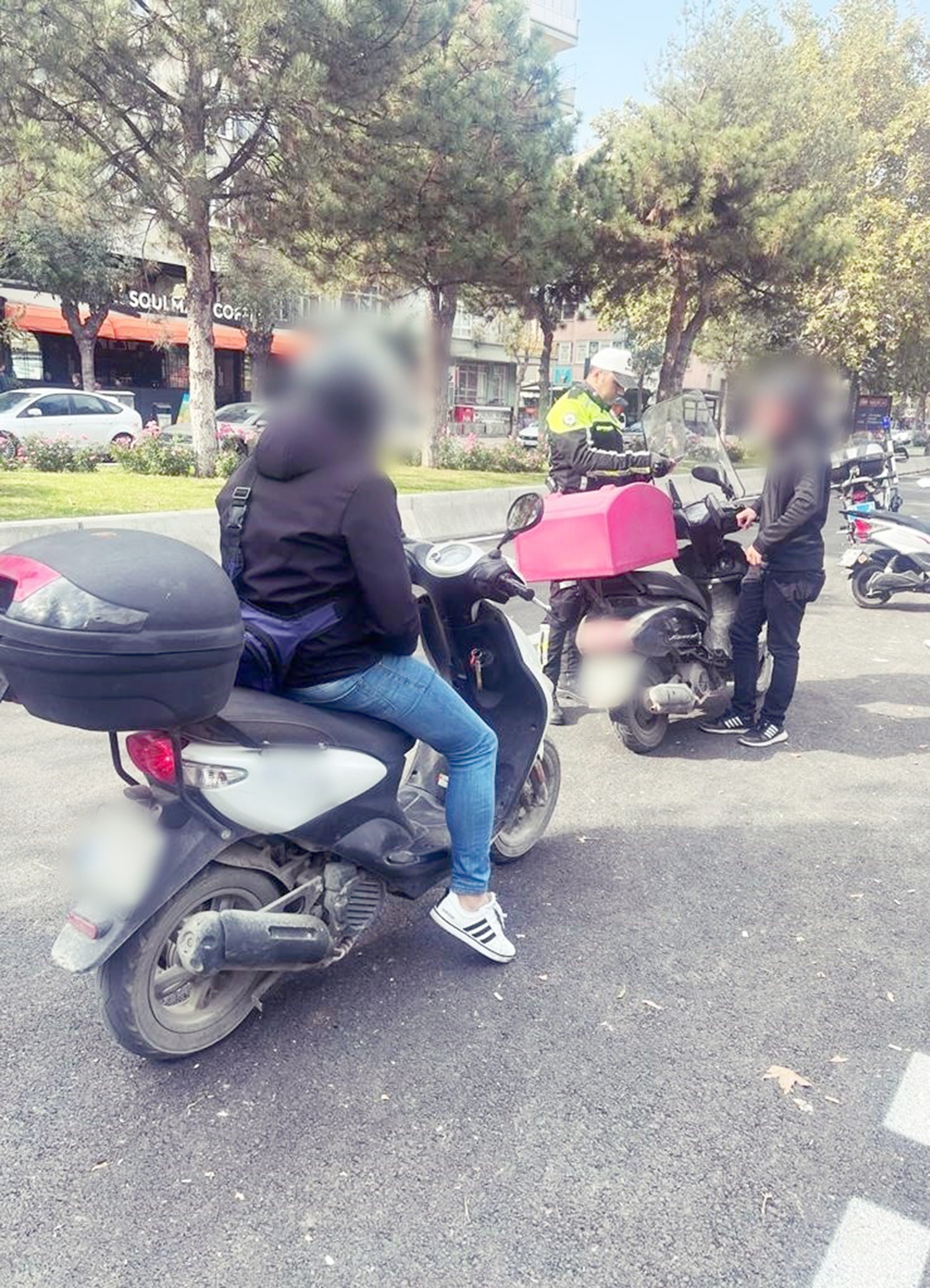 Afyonkarahisar’da güvenlik güçleri tarafından yapılan trafik denetiminde bin 900 sürücü