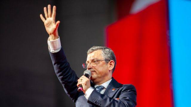   CHP’nin yeni genel başkanı Özgür Özel oldu. Kurultayda ikinci