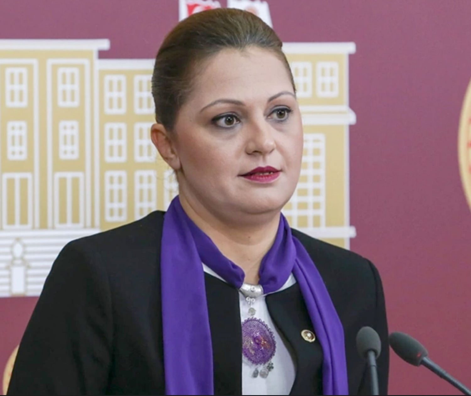 CHP Grup Başkanvekili ve Afyonkarahisar Milletvekili Burcu Köksal, bir çocuğun
