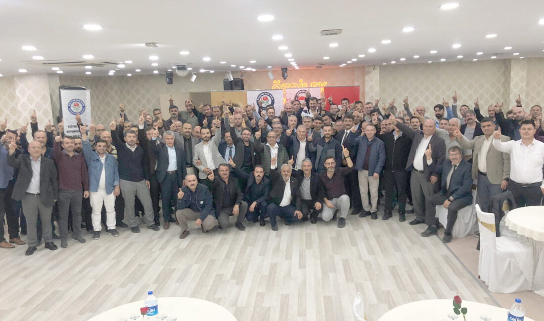 Eğitim Bir Sen Merkez İşyeri Temsilcileri toplantısında konuşan Eğitim Bir
