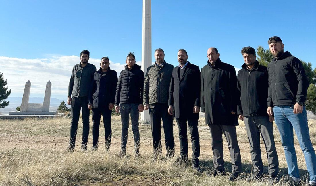 Frig Vadisi Çaltepe Sosyal Tesislerinde yıpranmış bir Türk Bayrağı gören