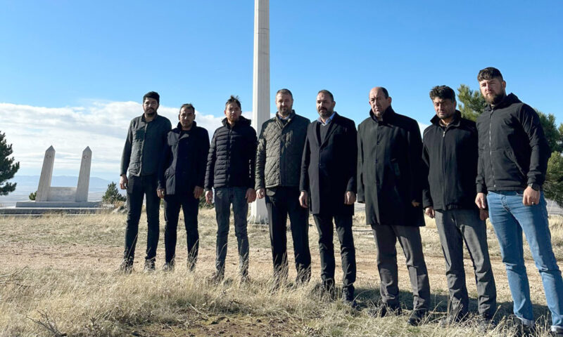 Frig Vadisi Çaltepe Sosyal Tesislerinde yıpranmış bir Türk Bayrağı gören
