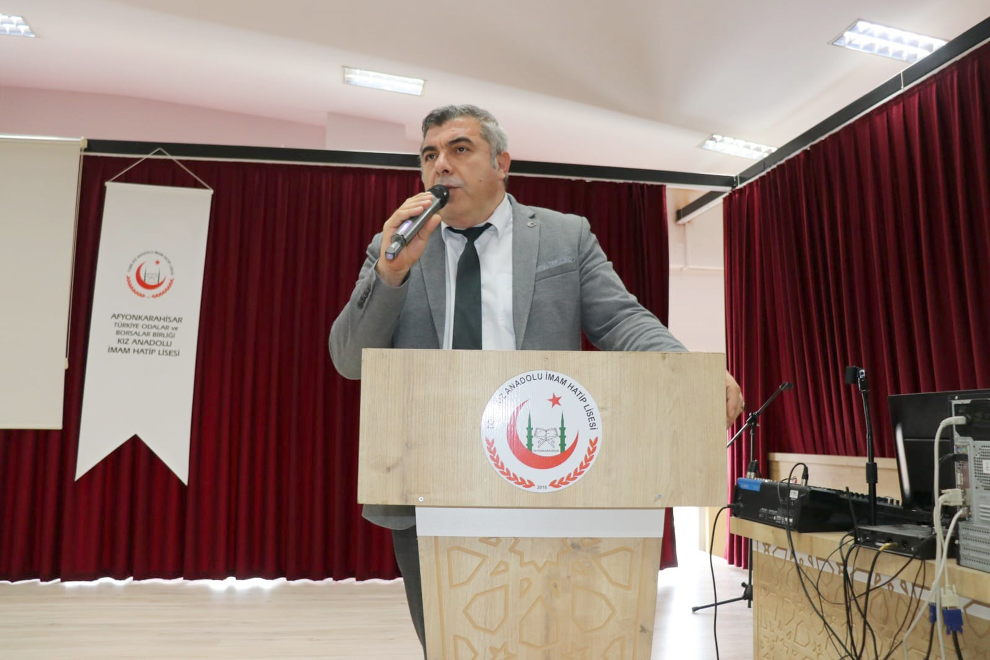  İmam Hatip Ortaokulu ve İmam Hatip Lisesi idarecileriyle toplantı düzenleyen