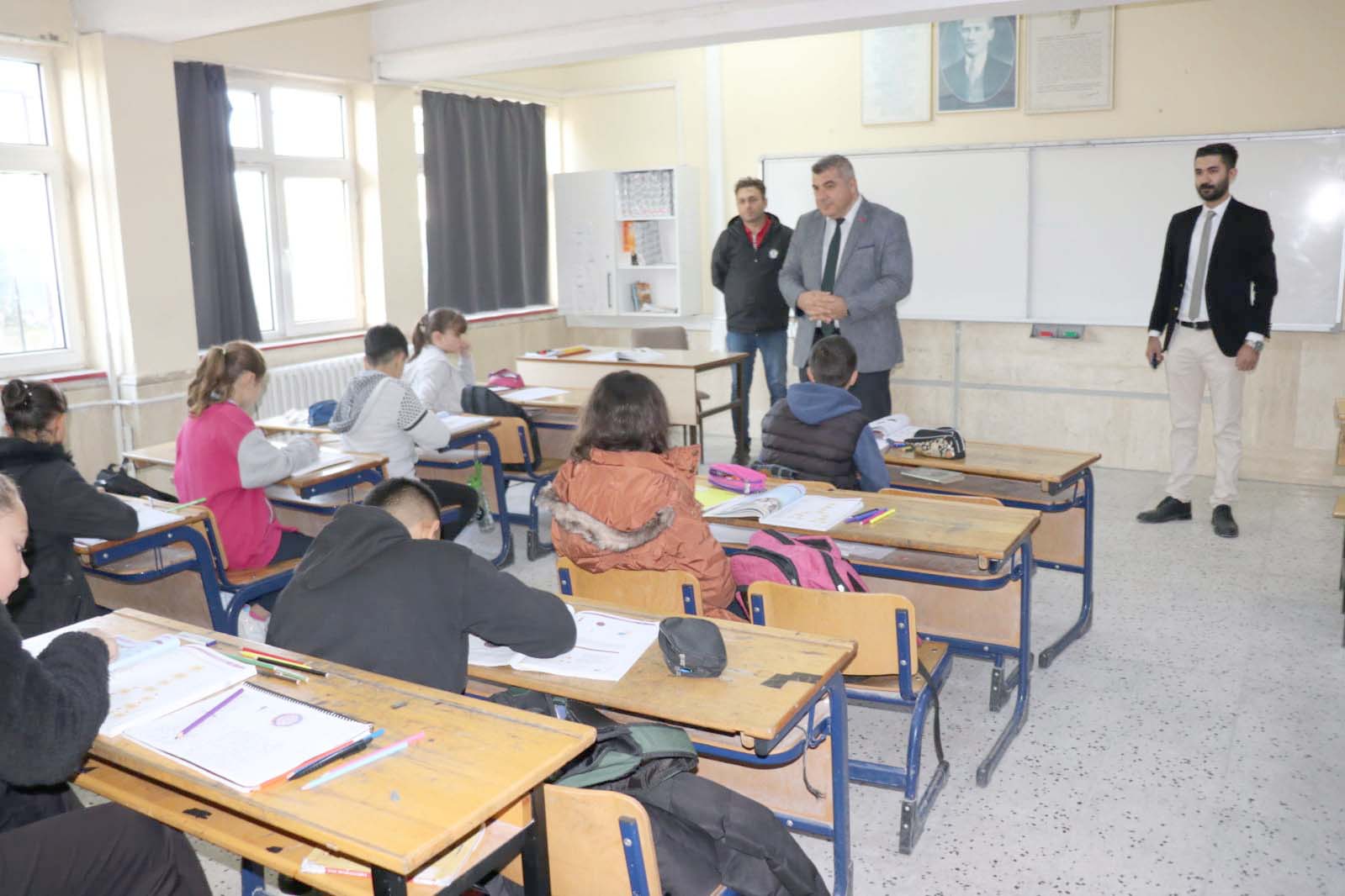 İl Milli Eğitim Müdürü Miraç Sünnetci, Gebeceler Ortaokulu’nu ziyaret ederek