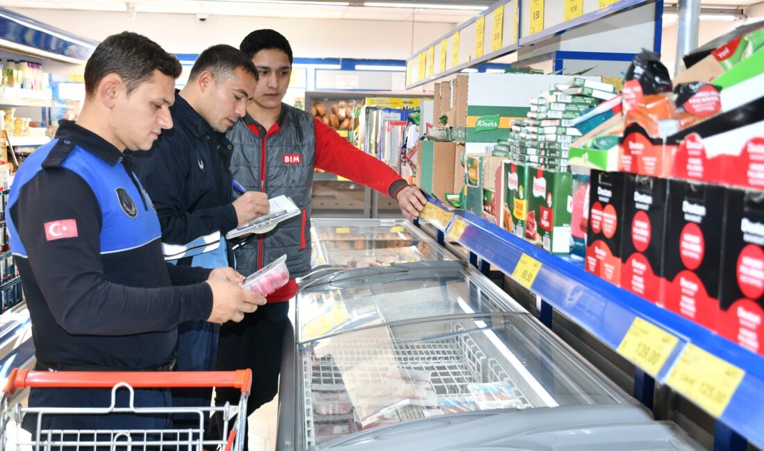 İscehisar Belediyesi Zabıta Amirliği ekipleri ilçedeki zincir marketlerde denetim gerçekleştirdi.