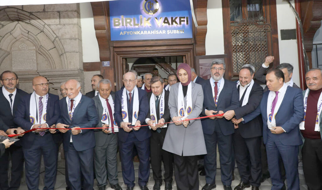 Afyonkarahisar’da bazı temaslarda bulunan Cumhurbaşkanlığı YİK Başkanvekili ve TBMM eski