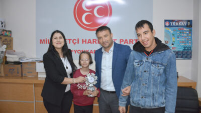 Afyonkarahisar Otizm Derneği Başkanı Fatma Kavas, beraberinde dernek yönetimi ve