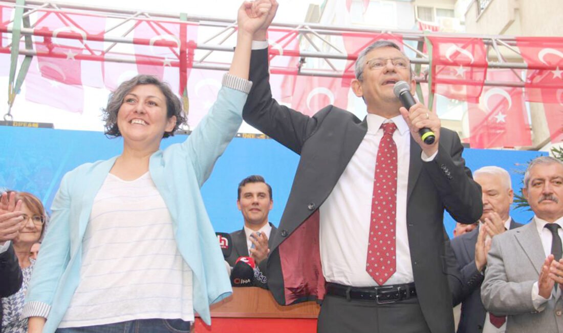 Manisa’da vatandaşlara seslenen CHP Genel Başkanı Özgür Özel, “Belediye Başkanları
