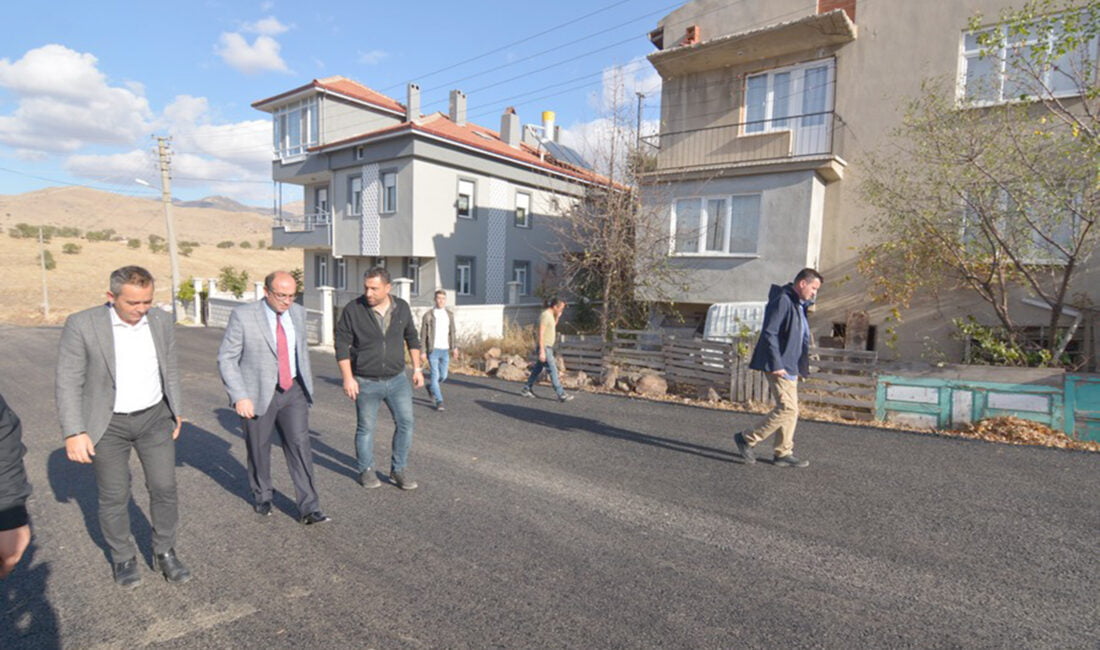 Sandıklı ilçesinde belediye ekiplerinin asfalt çalışmaları Fatih Mahallesi’ndeki Tepekent’te devam