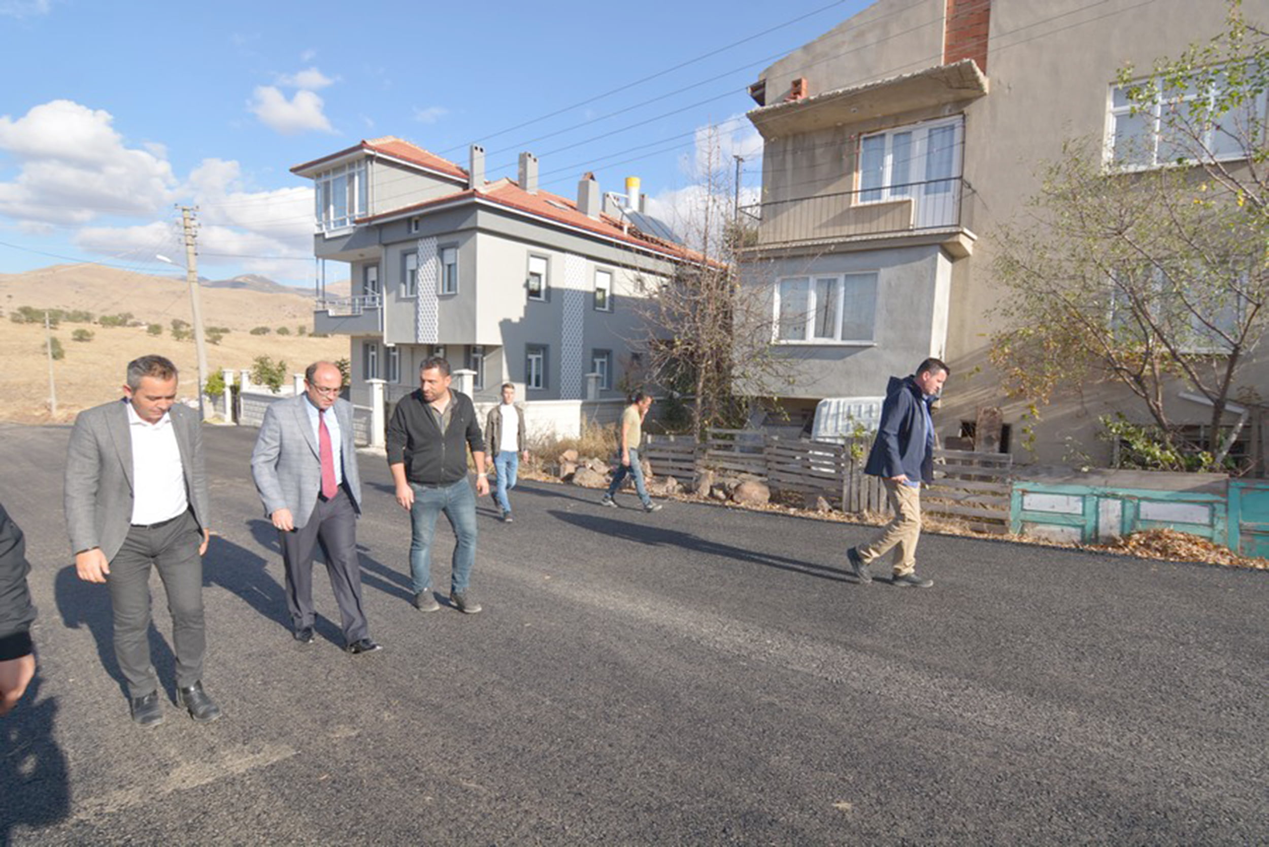 Sandıklı ilçesinde belediye ekiplerinin asfalt çalışmaları Fatih Mahallesi’ndeki Tepekent’te devam