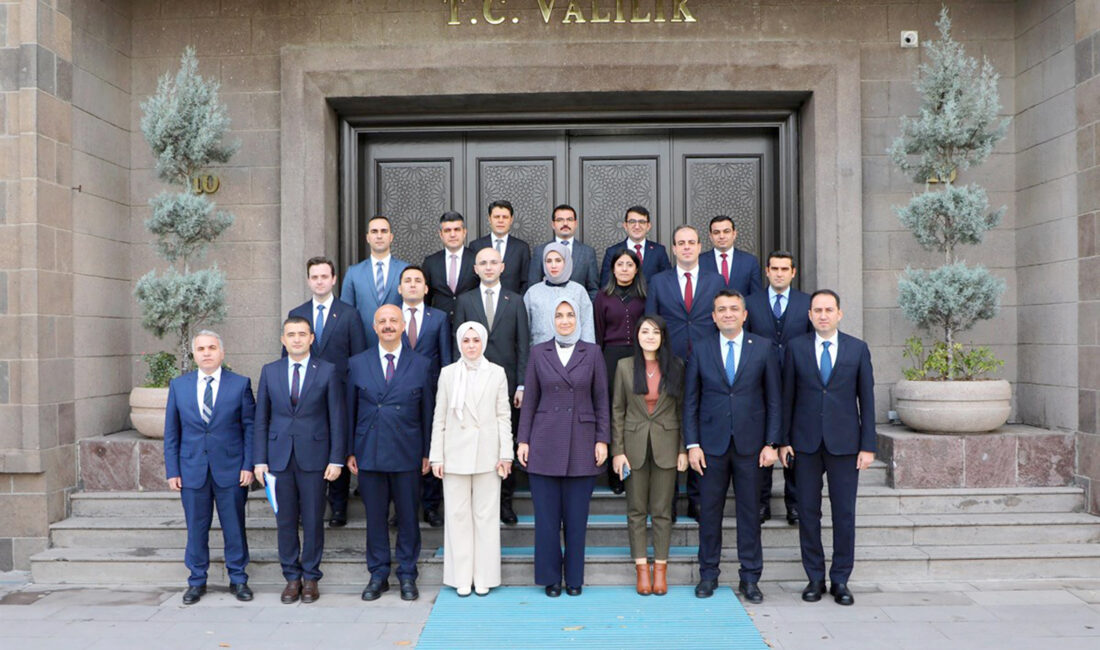 Vali Doç. Dr. Kübra Güran Yiğitbaşı başkanlığında vali yardımcıları ve