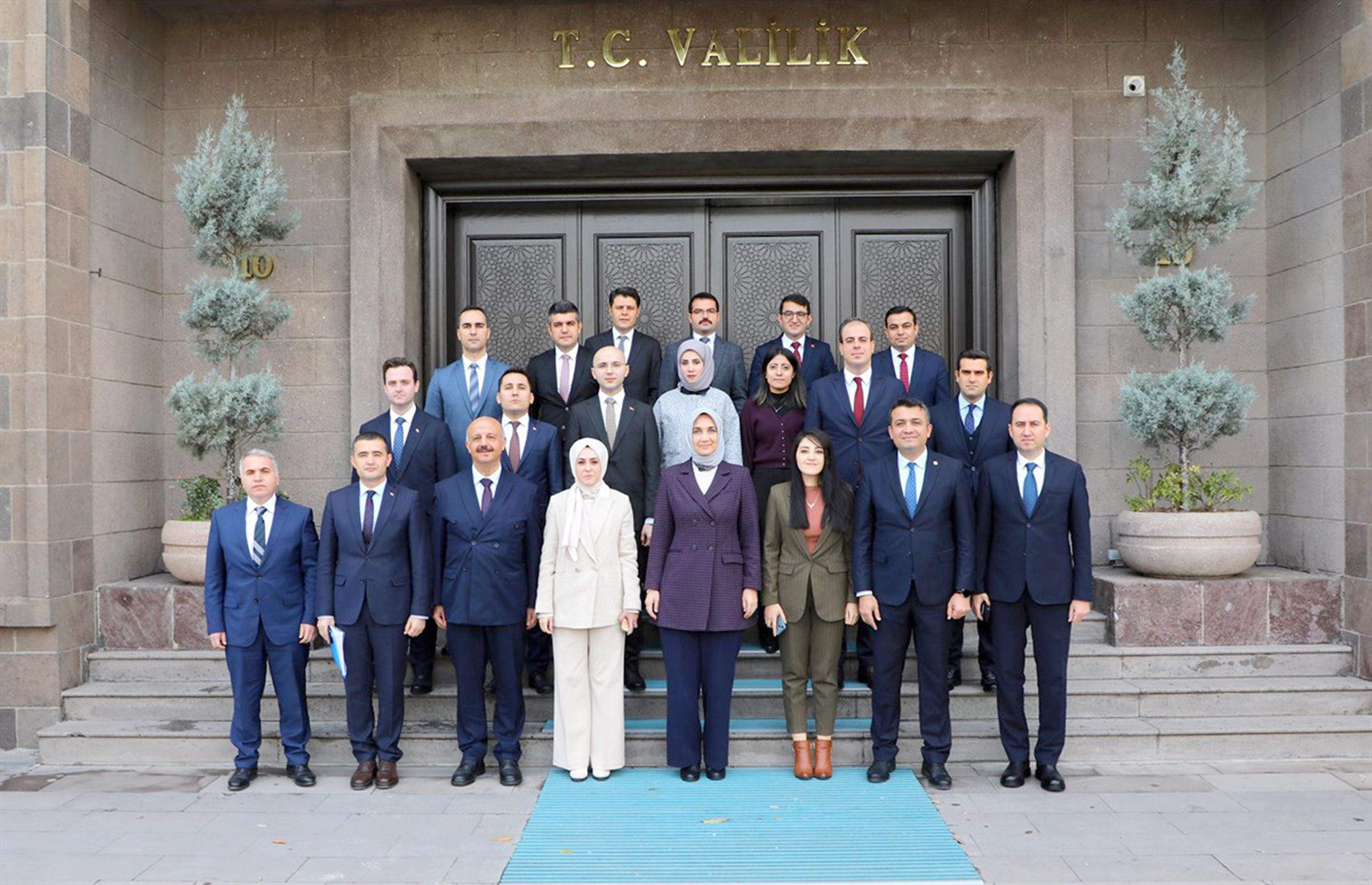 Vali Doç. Dr. Kübra Güran Yiğitbaşı başkanlığında vali yardımcıları ve