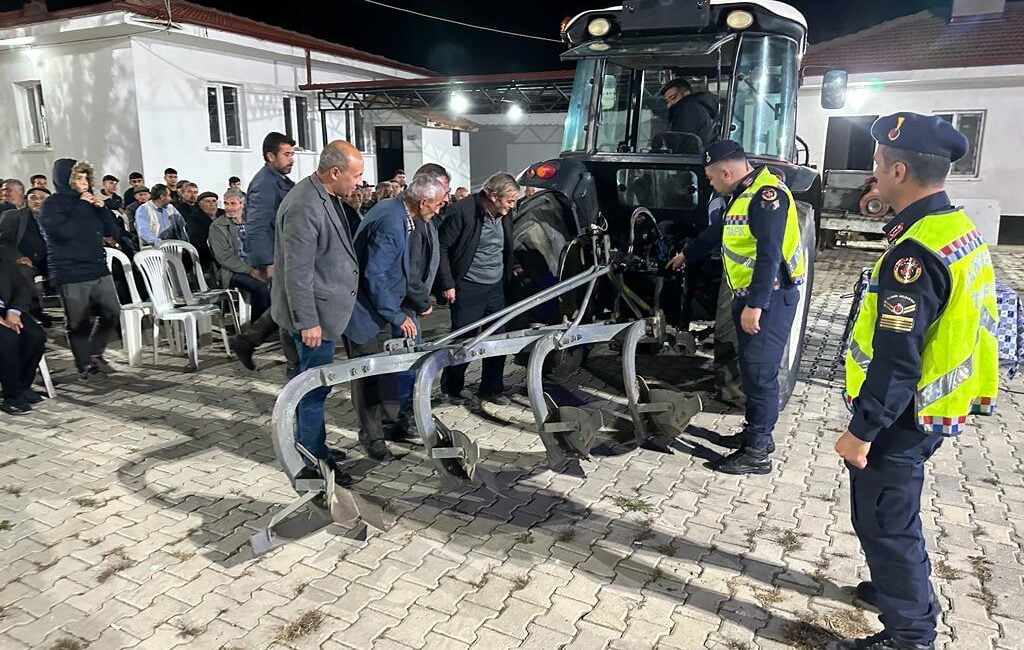 İl Jandarma Komutanlığı Trafik Şube Müdürlüğü’ne bağlı ekipler, Afyonkarahisar’ın köylerinde,