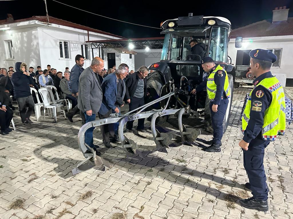İl Jandarma Komutanlığı Trafik Şube Müdürlüğü’ne bağlı ekipler, Afyonkarahisar’ın köylerinde,