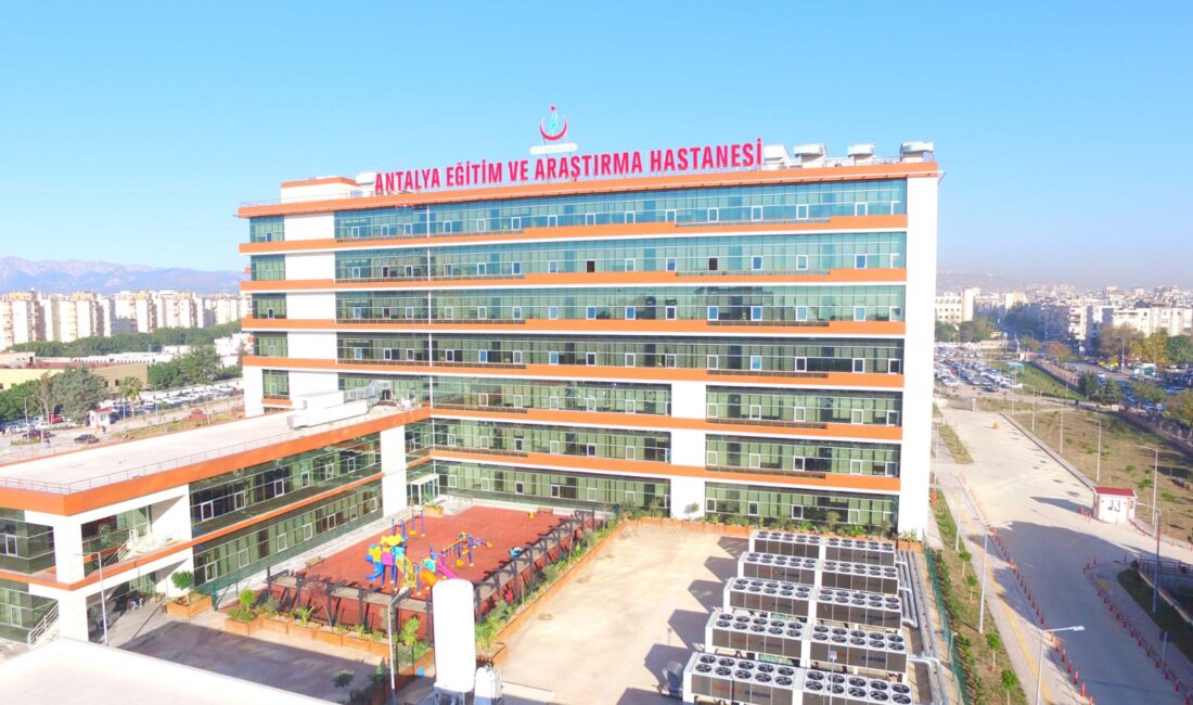 Antalya Eğitim ve Araştırma Hastanesi Çocuk Acil Bölümü’nde bir hasta