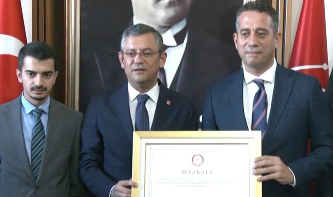 CHP Genel Başkanlığına seçilen Özgür Özel, Meclis’teki makam odasında mazbatasını