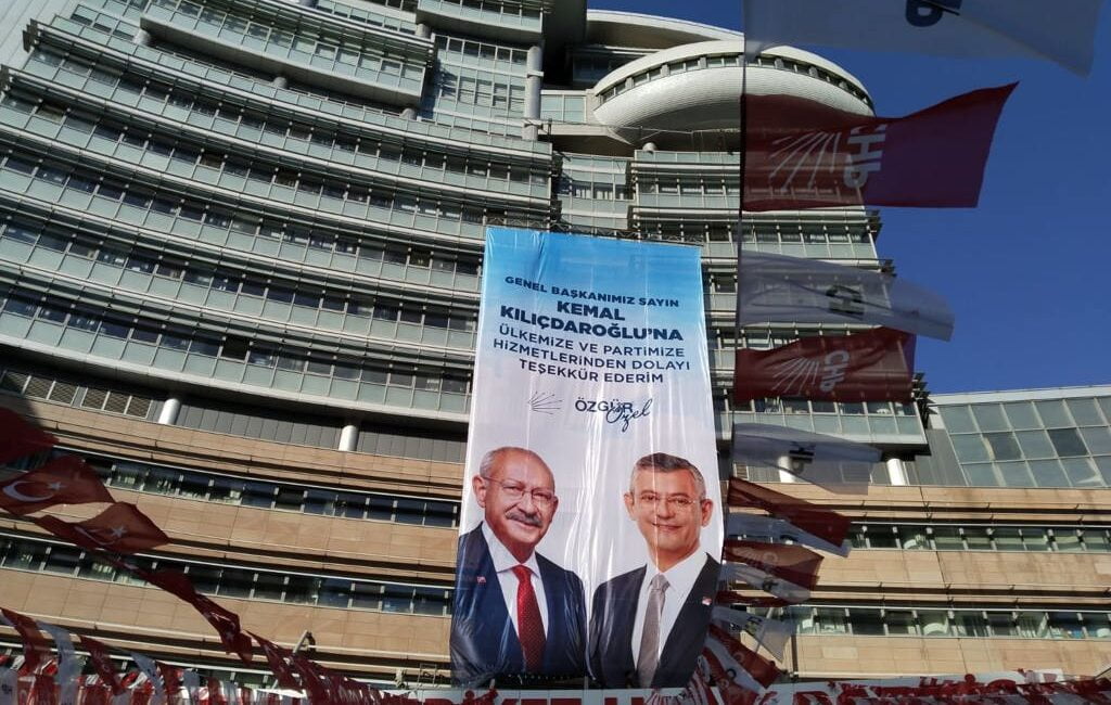 CHP Genel Merkezi’nde yapılacak tören öncesi parti binasına asılan dev