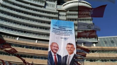 CHP Genel Merkezi’nde yapılacak tören öncesi parti binasına asılan dev