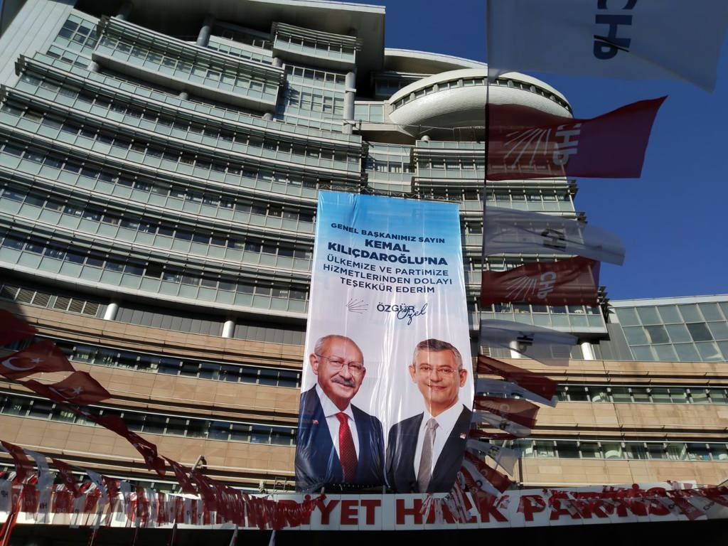 CHP Genel Merkezi’nde yapılacak tören öncesi parti binasına asılan dev