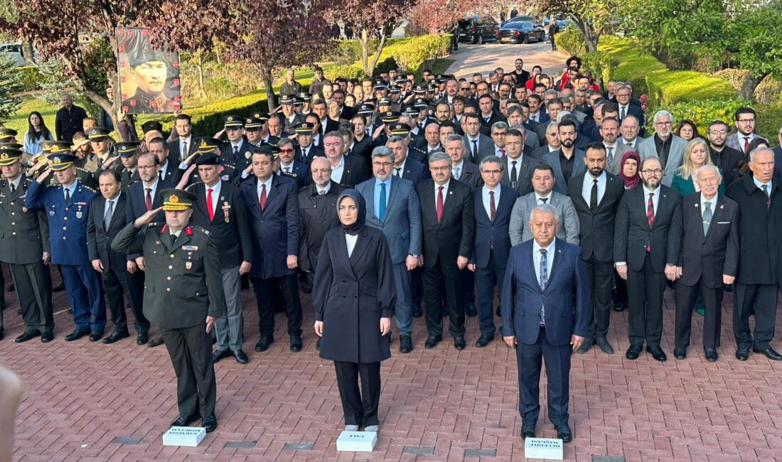 Afyonkarahisar Valiliği, Afyonkarahisar Belediyesi ve Garnizon Komutanlığı’nca Atatürk Anıtı’na çelenk