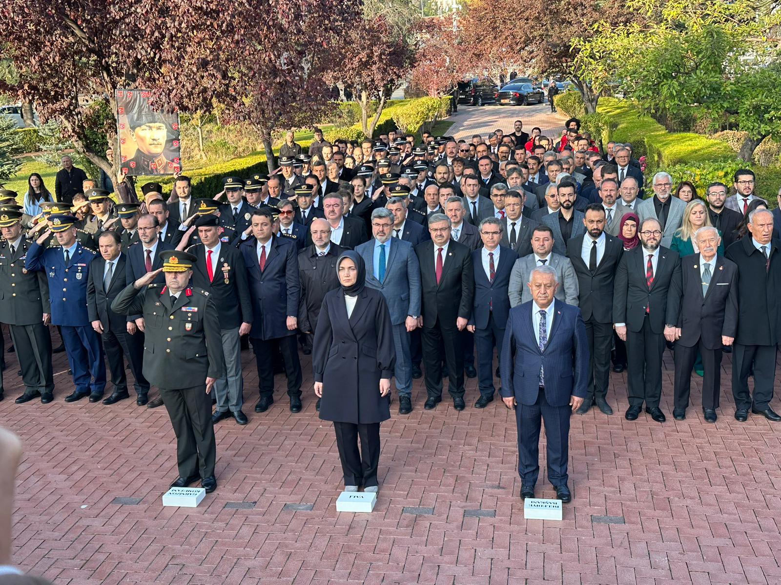Afyonkarahisar Valiliği, Afyonkarahisar Belediyesi ve Garnizon Komutanlığı’nca Atatürk Anıtı’na çelenk