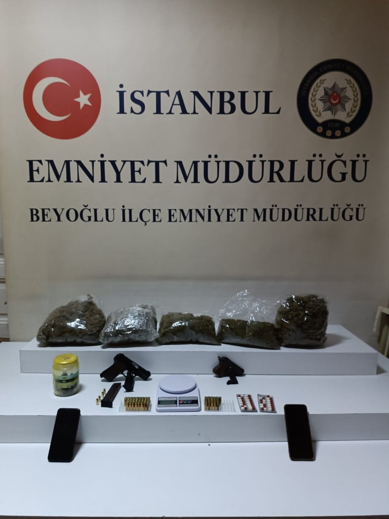 Beyoğlu’nda bir eve düzenlenen polis baskınında 6 parça halinde toplam