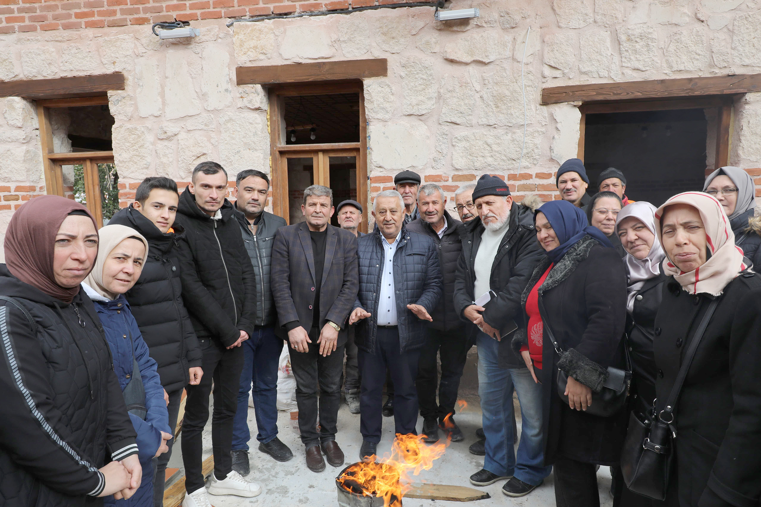 Afyonkarahisar Belediyesi’nin çalışmalarını belde başkanları ve AK Parti Mahalle temsilcilerine