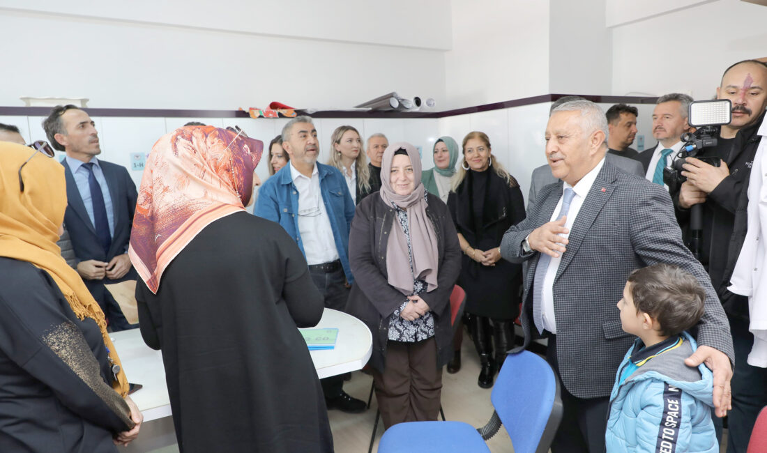 Öğretmenler Günü dolayısıyla Afyonkarahisar’daki okullardaki öğretmenleri ziyaret eden Belediye Başkanı