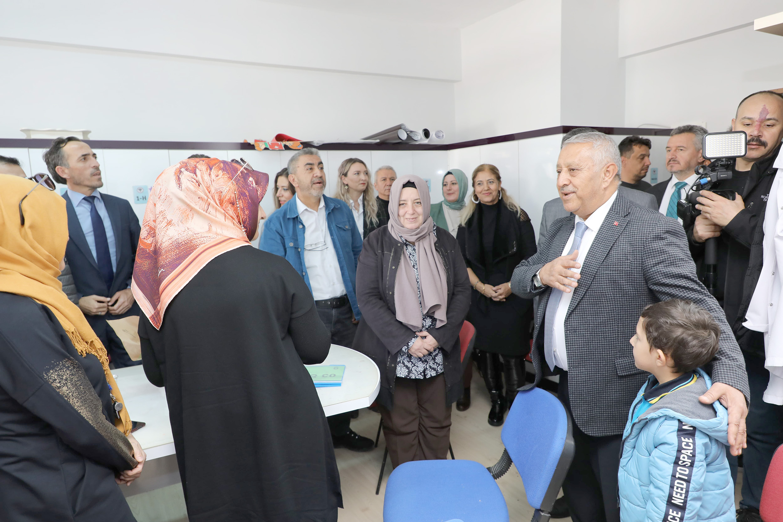 Öğretmenler Günü dolayısıyla Afyonkarahisar’daki okullardaki öğretmenleri ziyaret eden Belediye Başkanı