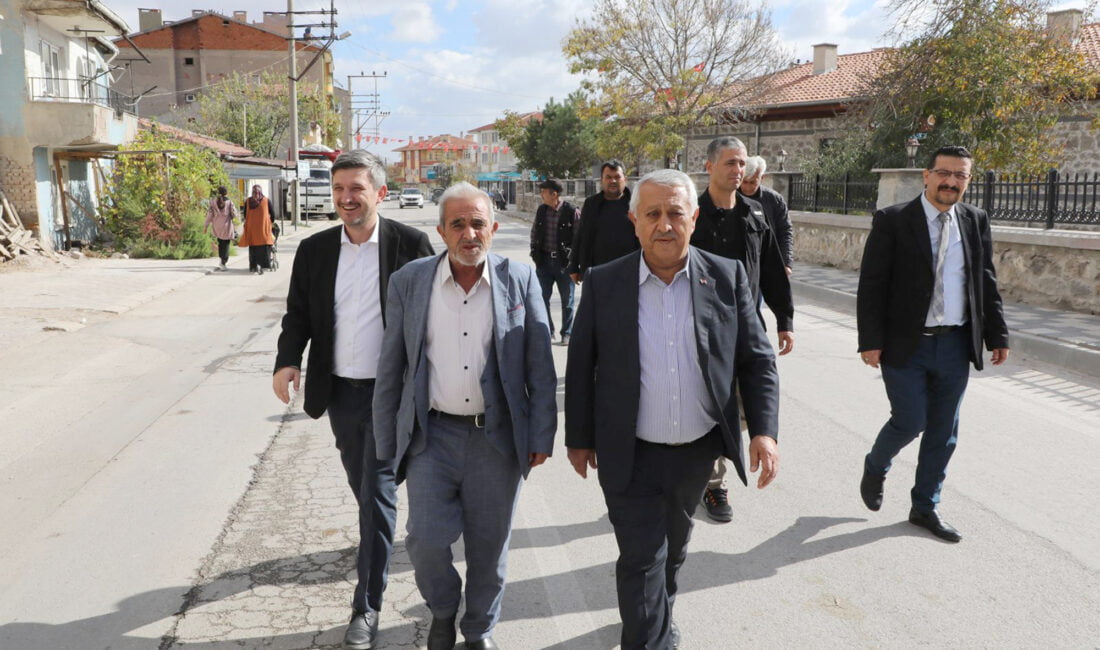 Belediye Başkanı Mehmet Zeybek, Başkan Yardımcısı Süleyman Karakuş ile birlikte