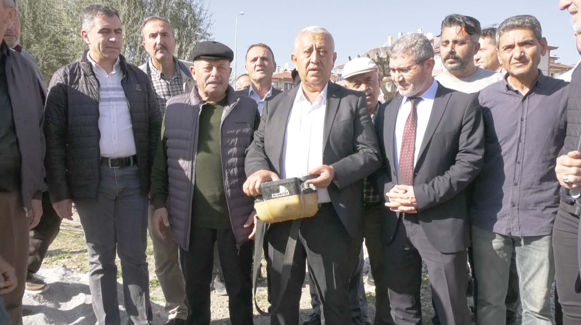 Afyonkarahisar’da hayırseverler tarafından yaptırılacak olan Postalcıoğlu Cami’nin temeli düzenlenen törenle