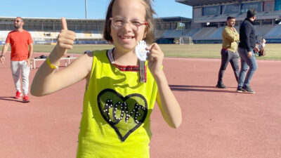 Antalya’da düzenlenen Özel Sporcular Türkiye Atletizm Şampiyonası’nda Afyonkarahisarlı sporcu Defne