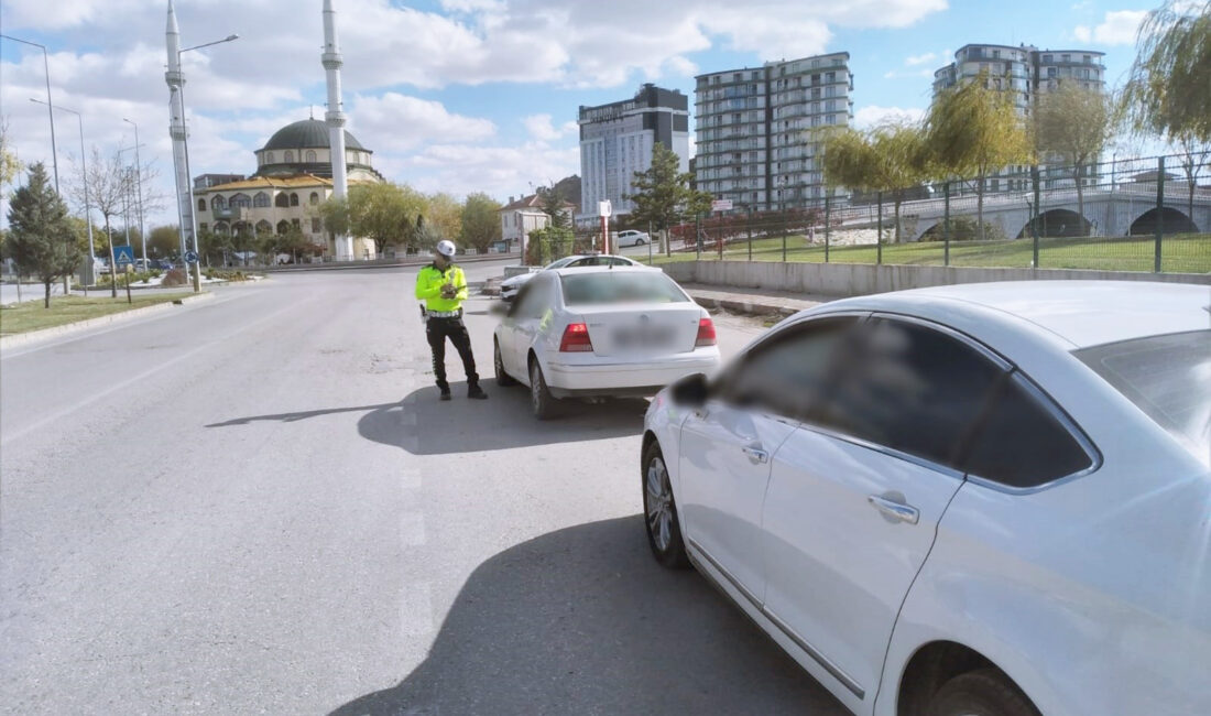 Afyonkarahisar’da güvenlik güçleri tarafından yapılan trafik denetiminde 95 sürücüye cezai