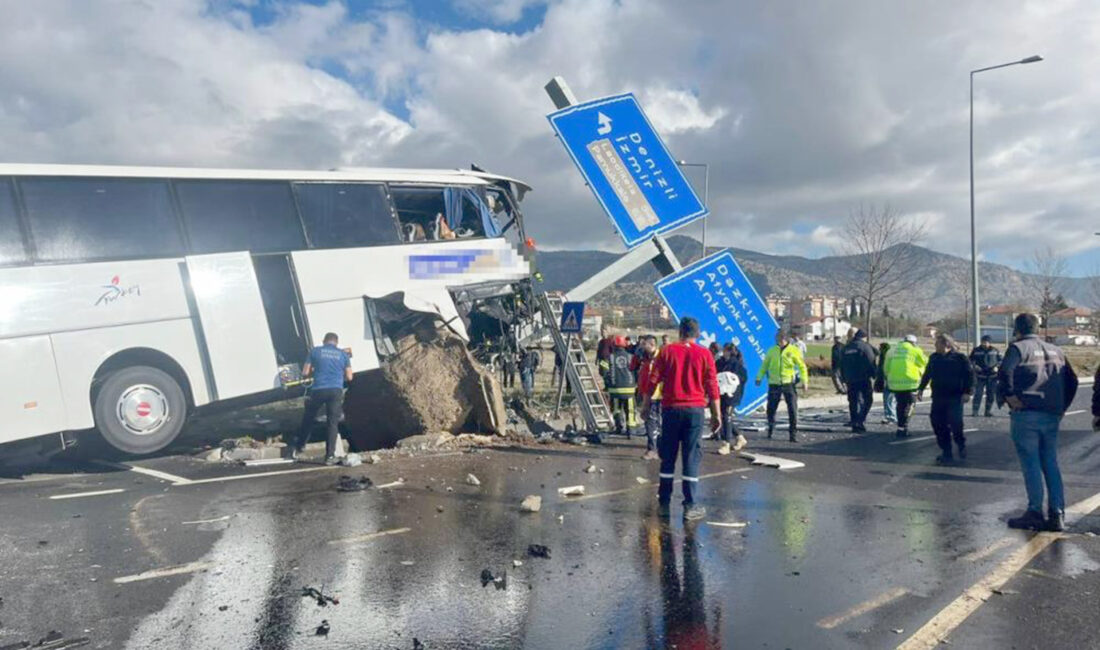 Denizli’nin Çardak ilçesinde Taylandlı turist kafilesini taşıyan otobüsle otomobilin çarpışması