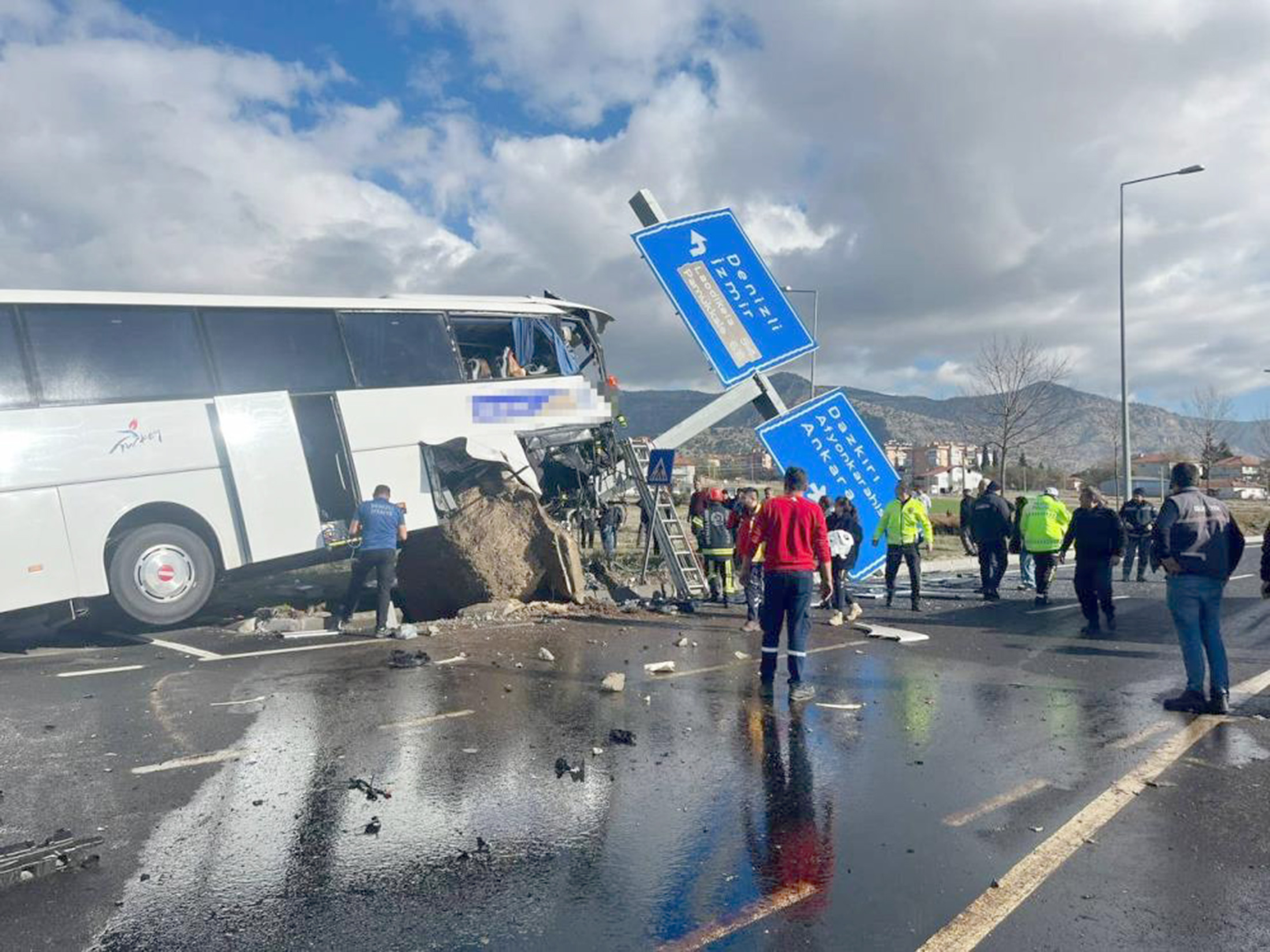 Denizli’nin Çardak ilçesinde Taylandlı turist kafilesini taşıyan otobüsle otomobilin çarpışması