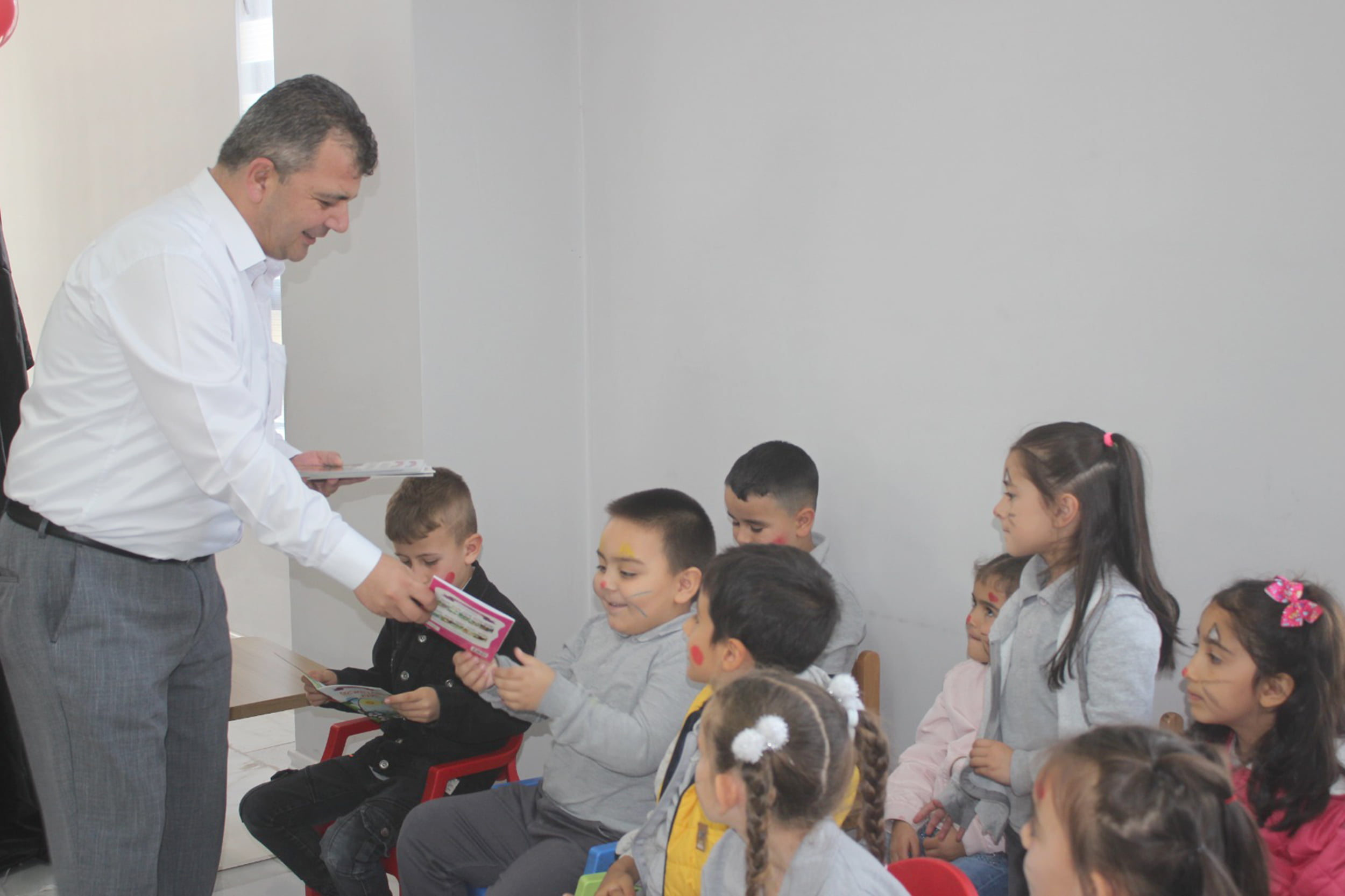 Emirdağ Millet Kütüphanesi, çocuklara kitabı sevdirmek, okuma alışkanlığı kazandırmak amacıyla