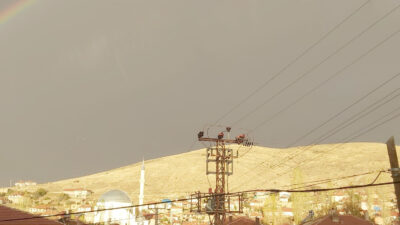 Afyonkarahisar’ın Şuhut ilçesinde yağmur sonrasında ortaya çıkan gökkuşağı adeta görsel