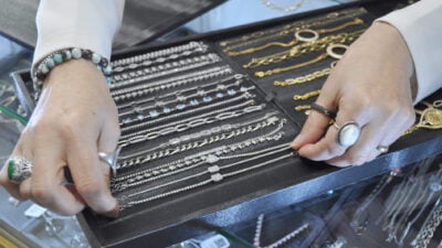 Gümüş fiyatları 2025’te altından daha yüksek getiri sağlayarak yatırımcıların dikkatini