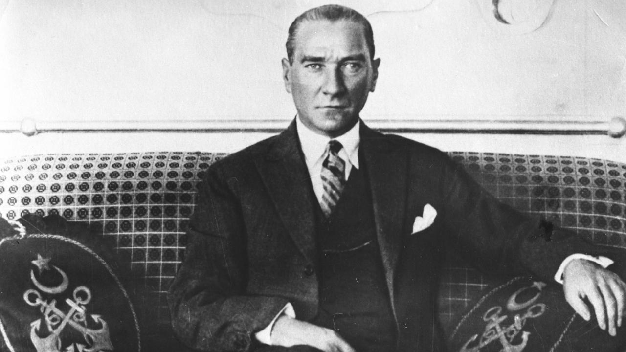 “Cumhuriyet, düşüncesi hür, anlayışı hür, vicdanı hür nesiller ister..” Gazi