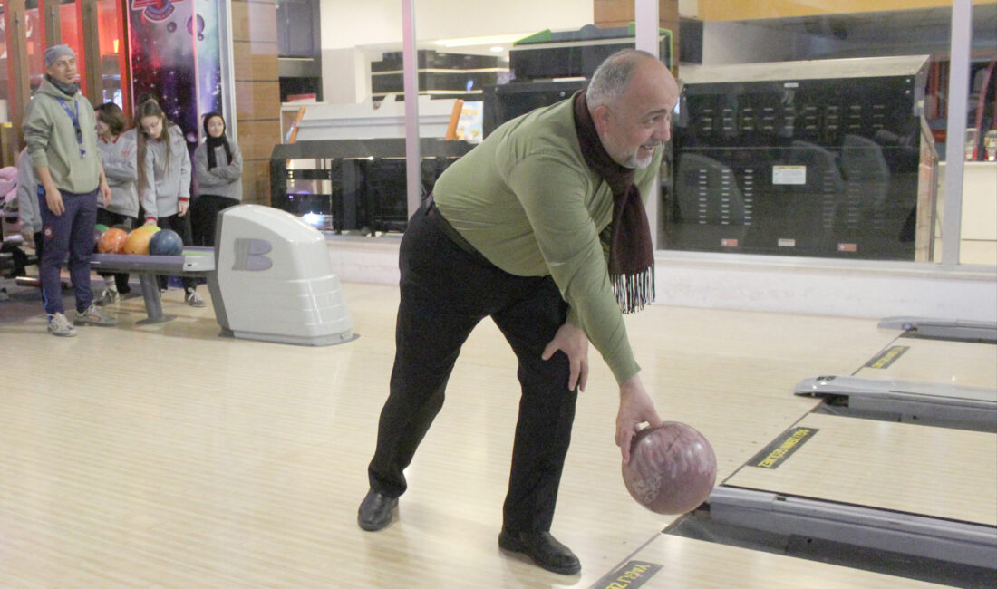 Okul sporları faaliyet programında yer alan Gençler Bowling müsabakaları 50